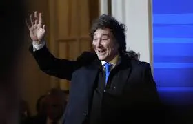 milei saludando feliz