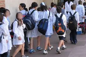 niños caminando hacia la escuela