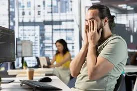 trabajador cansado compu