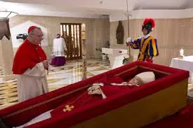 papa francisco feretro