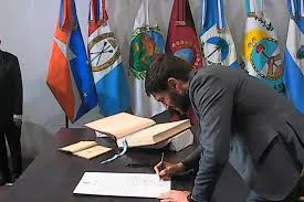 pullaro firmando decreto