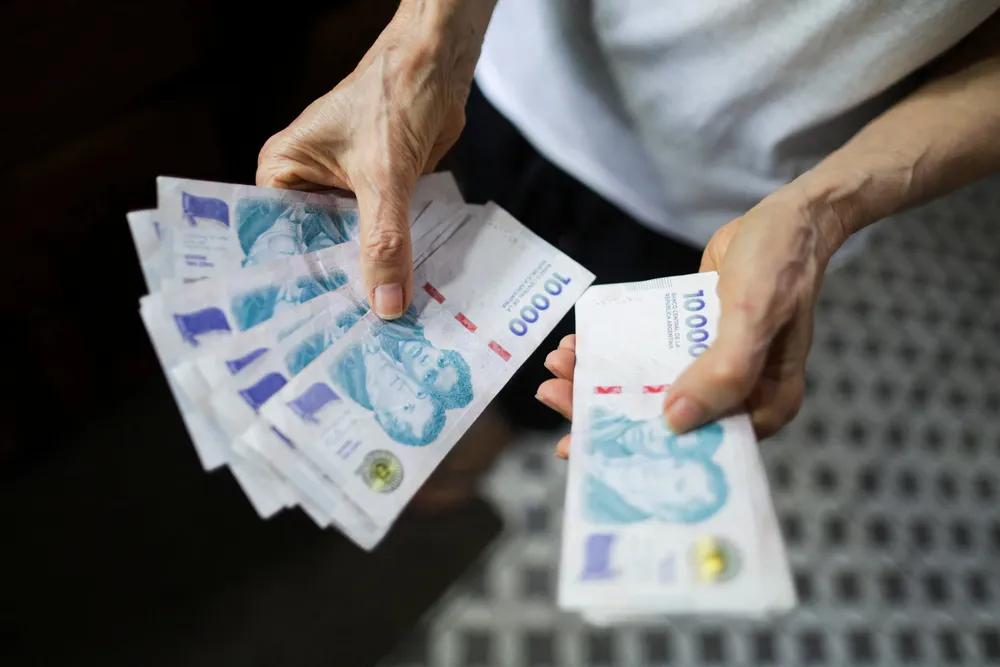 dinero en mano