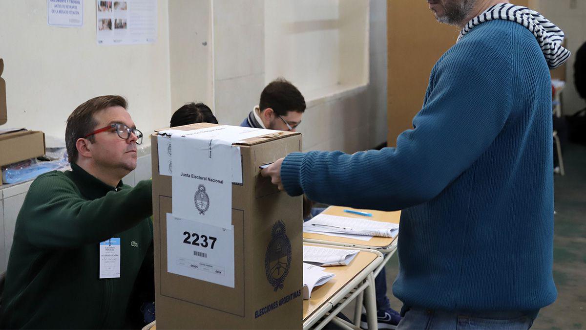 el-senado-la-nacion-aprobo-este-miercoles-debate-y-el-apoyo-del-oficialismo-y-la-mayoria-la-oposicion-el-proyecto-ley-que-posterga-un-mes-las-paso-y-las-elecciones-legislativas