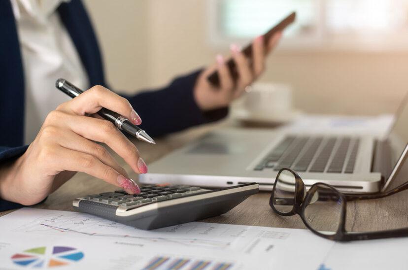 calculadora-y-numeros-828x548