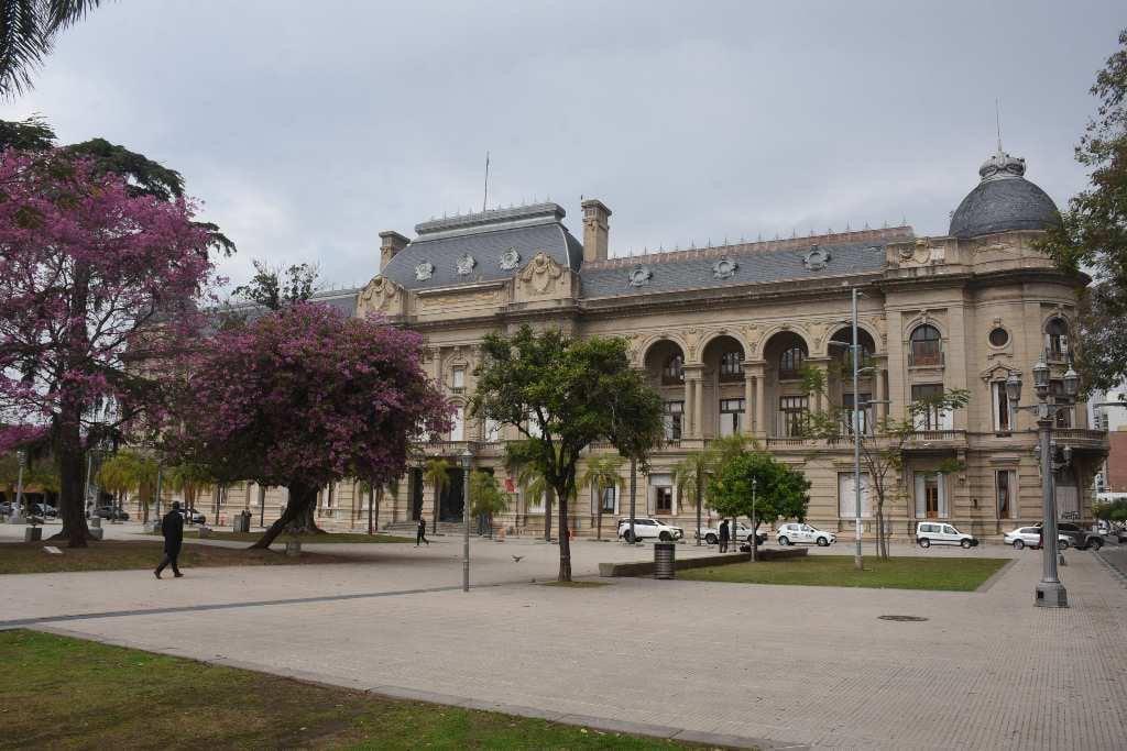 471428_casa_gris_exterior_frente_1024_x_680