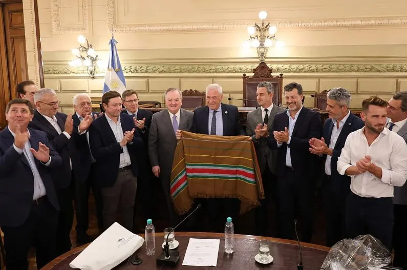 28228-homenaje-pumpido