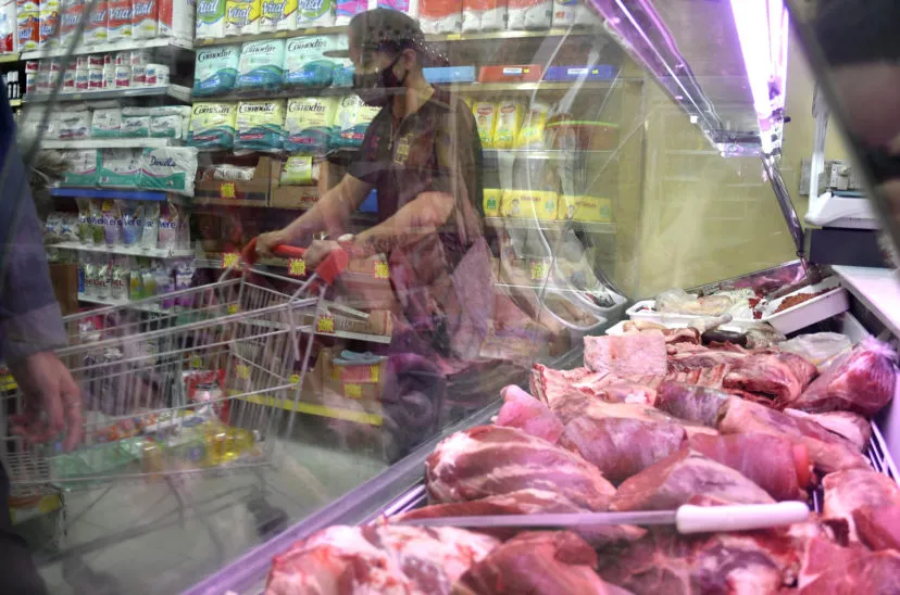carne-alimentos-carniceria-06-09-2021_el_consumo_masivo_muestra_signos-828x548