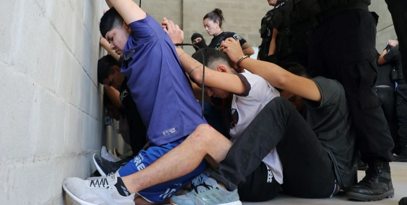 DU_AQIlaH_1300x655__1