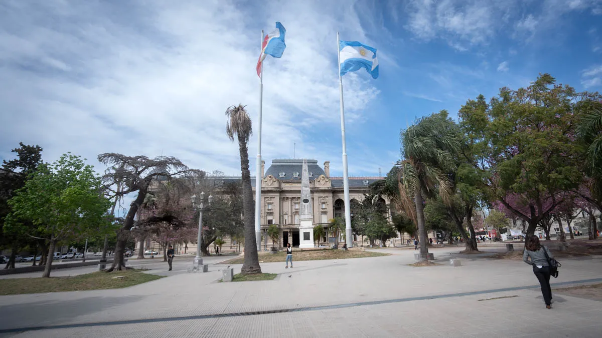 casa-gobierno_plaza-mayo-bandera_dsc07056_mth_1200jpg