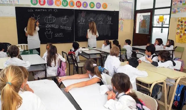docentes-aula-alumnos-escuela