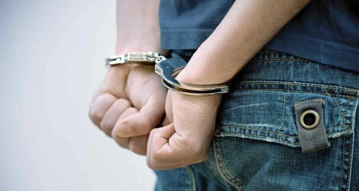 detenido-joven-esposas-menor