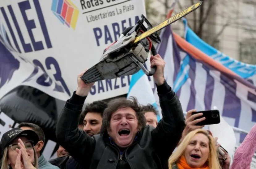 Milei-motosierra-828x548