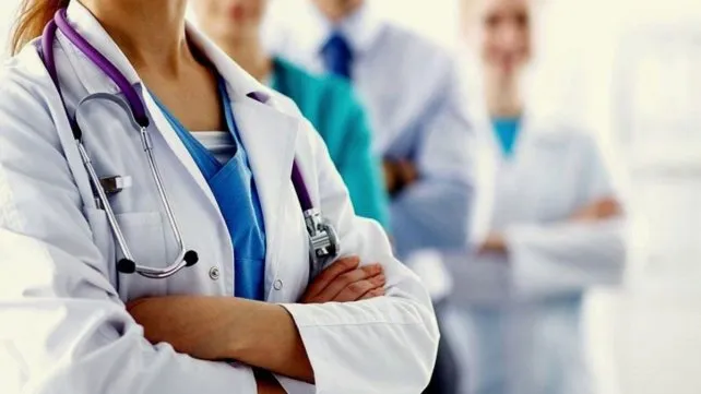 medicos con guardapolvo