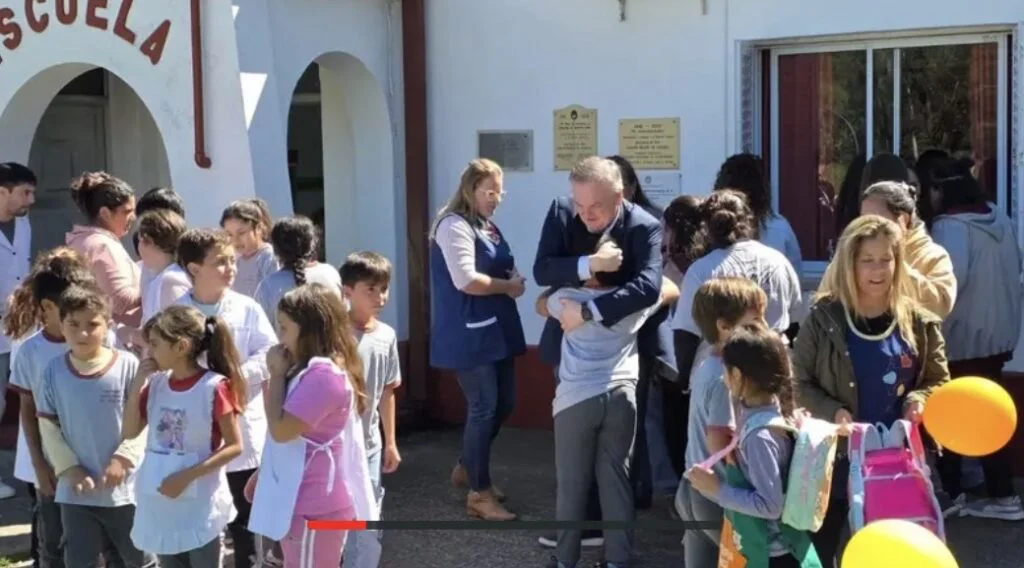 michlig abrazo niño