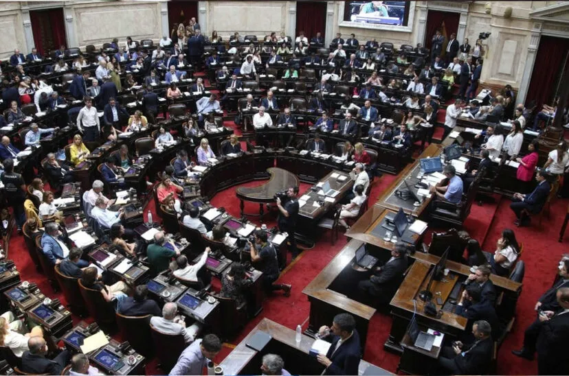 sesion-diputados-dnu-milei-828x548