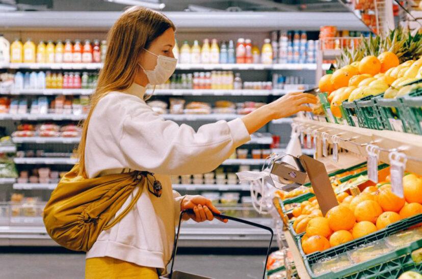 gondola-alimentos-frutas-verduras-supermercado-828x548