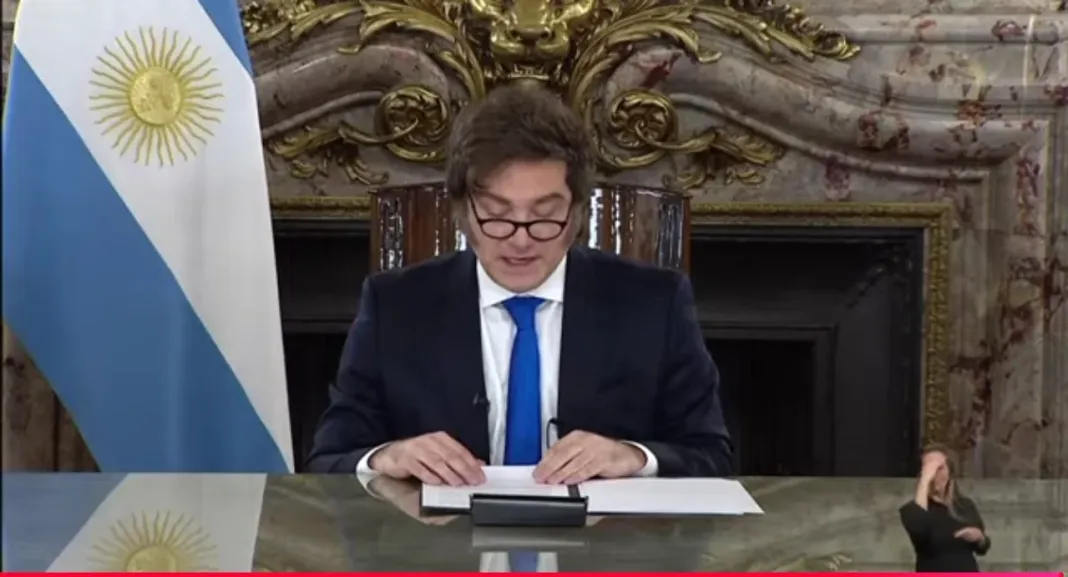 milei-leyendo-decreto