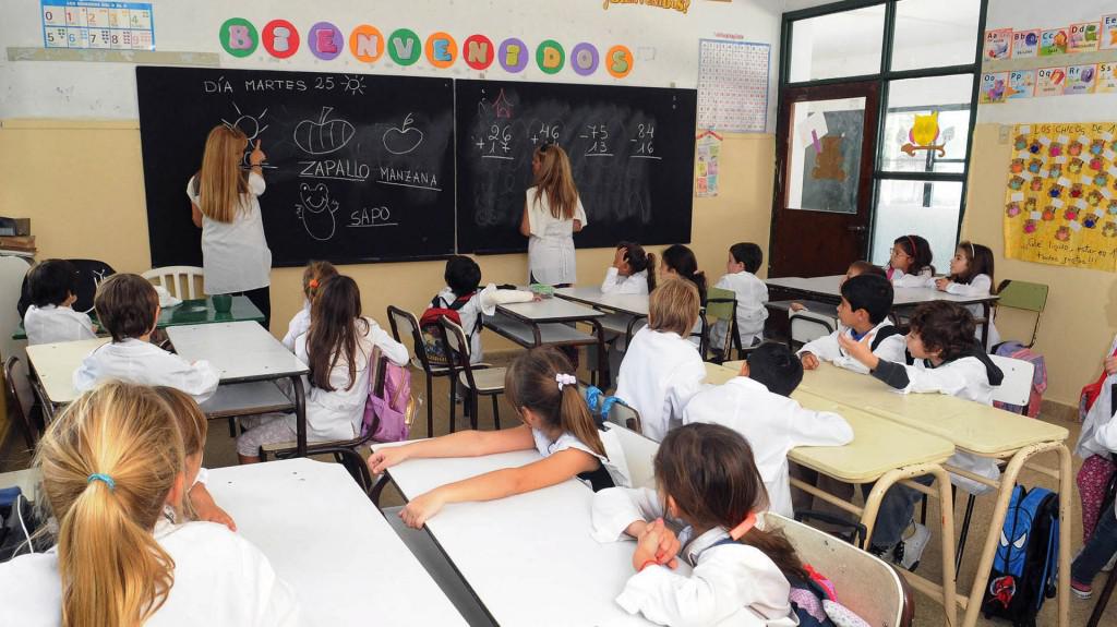 Escuela-alumnos-maestro-clases-generica-1920-1024x575-1