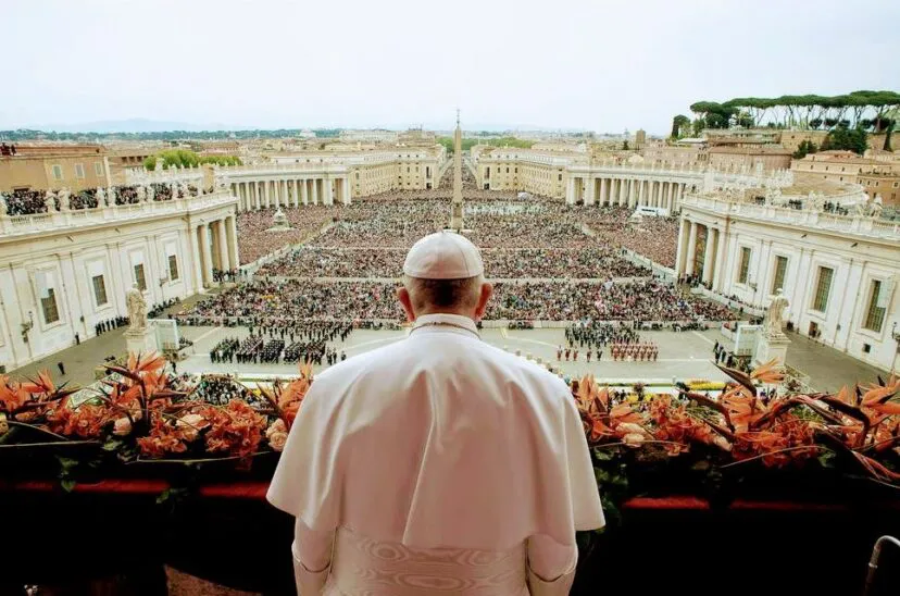 papa-francisco-misa-plaza-san-pedro-vaticano-828x548
