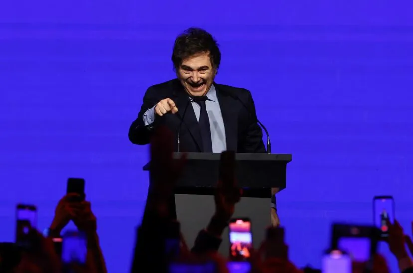 javier milei señalando