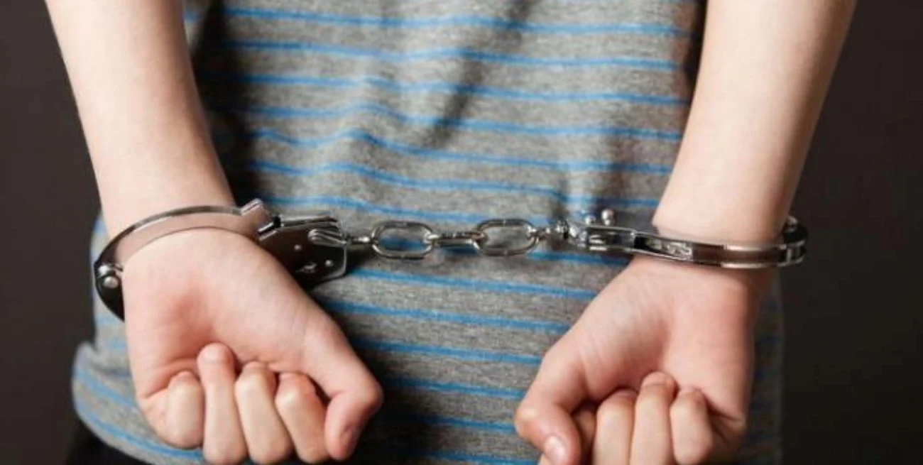 joven manos esposadas