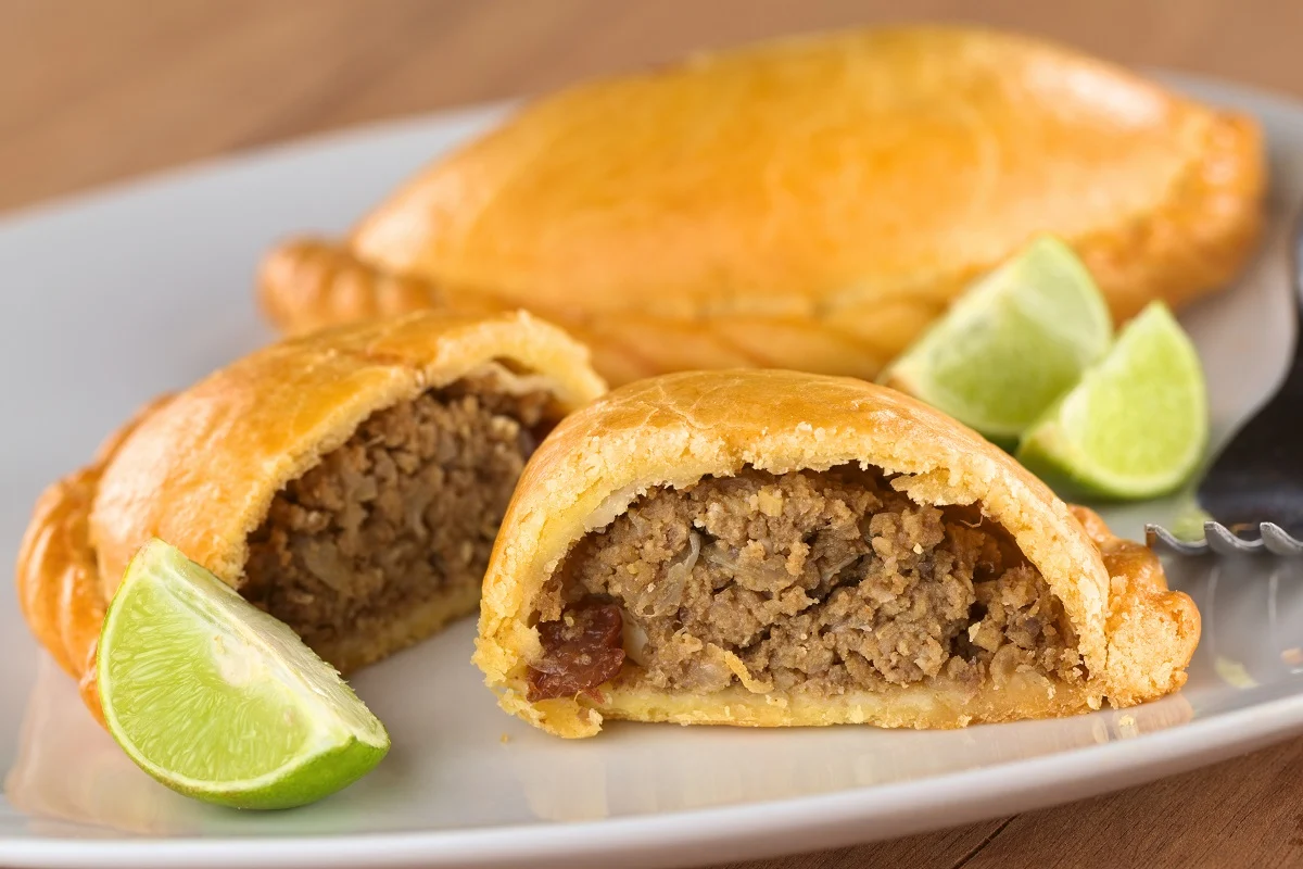 Empanada-peruana-shutterstock_102114526