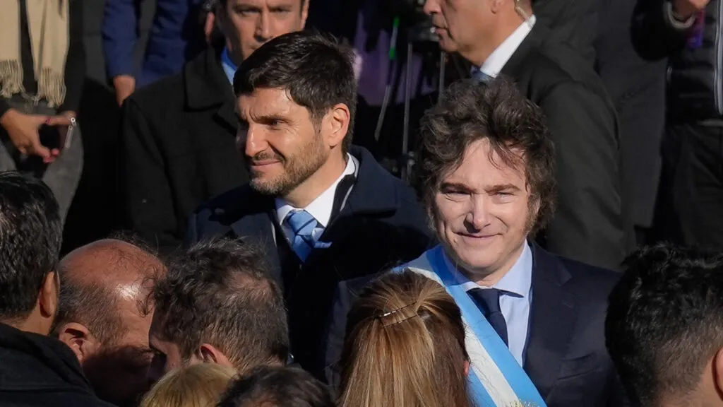 milei con pullaro detras