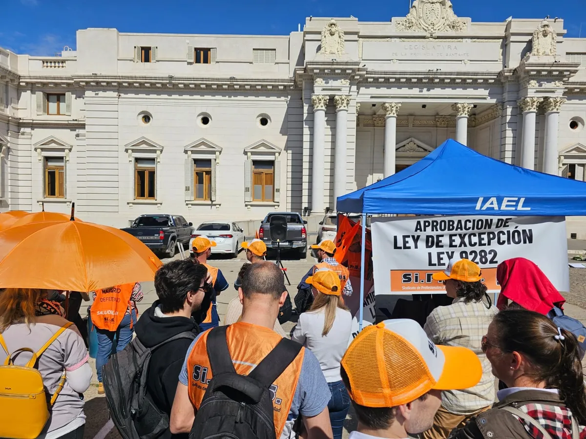 siprus-movilizo-a-la-legislatura-provincial-2jpg