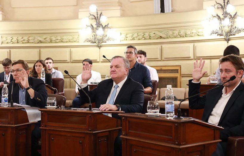 23482-senadores-vota