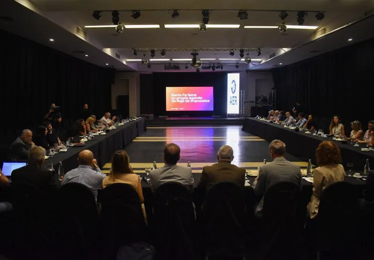 28108-empresarios-reunion