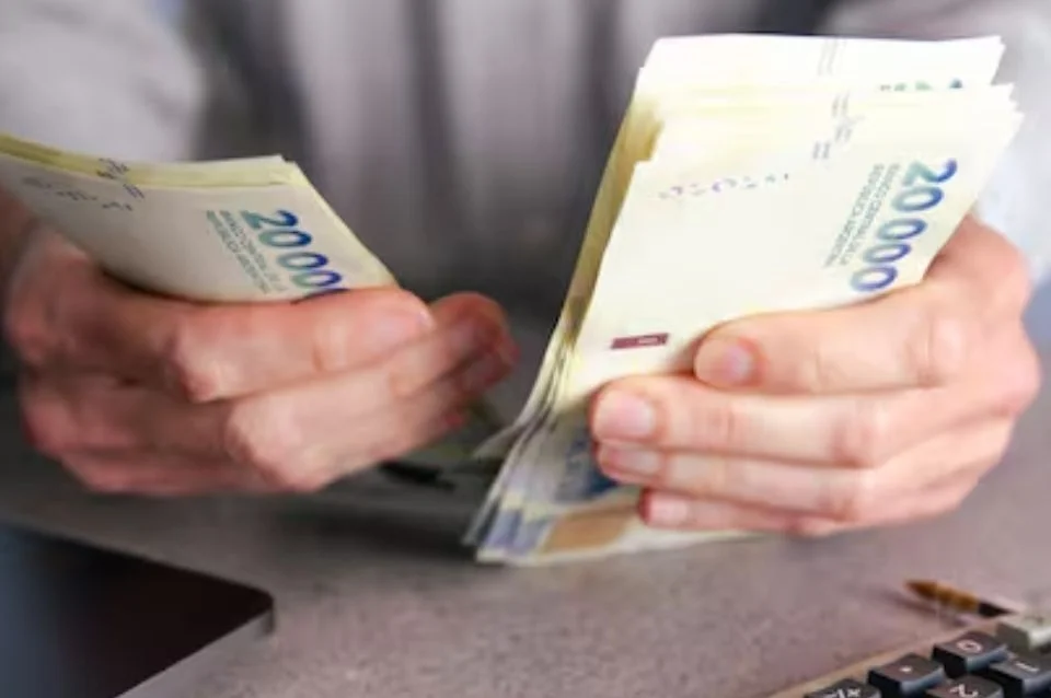 manos  jubiladas contando dinero