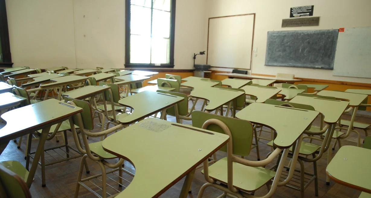 aulas vacias bancos