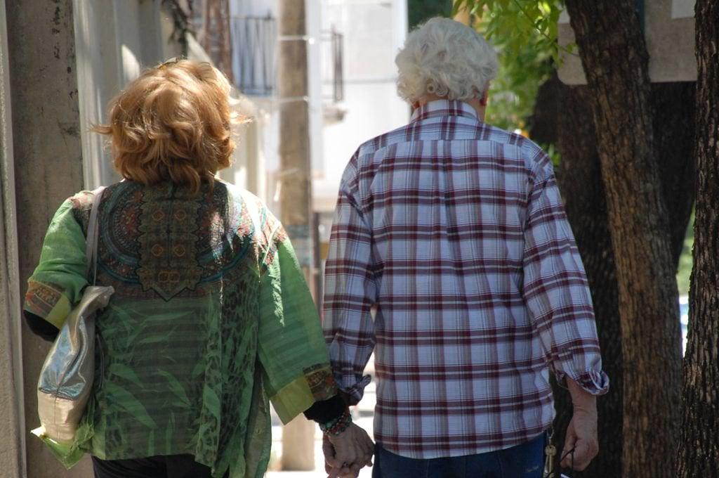 469793_pareja_jubilados_de_espaldas_1024_x_680