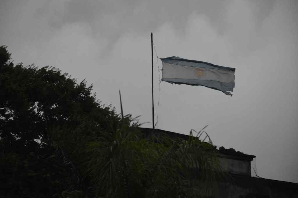471496_bandera_argentina_viento_nublado_1024_x_680
